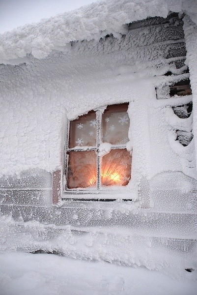 Une fenêtre recouverte de neige un hiver en Finlande