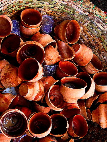 Des coupes d'argile crue ou bhan oukhudi jetées après dégustation d'un délicieux chaï