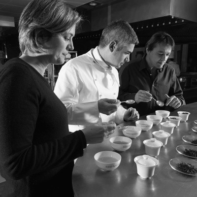 Valérie Peyre, le chef Benoît Violier et Pierre Maget en pleine dégustation