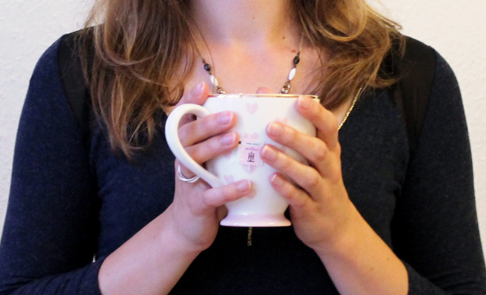 Marie, une tasse à la main