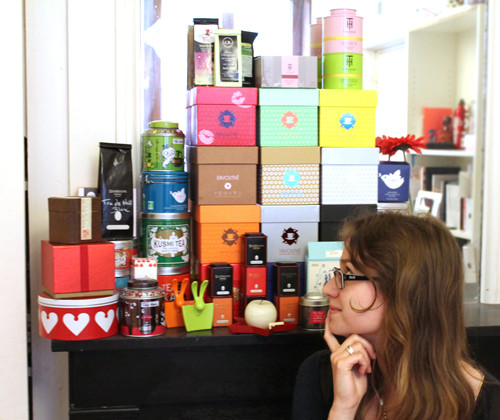 Marie et son mur de Box et de boîtes de thé
