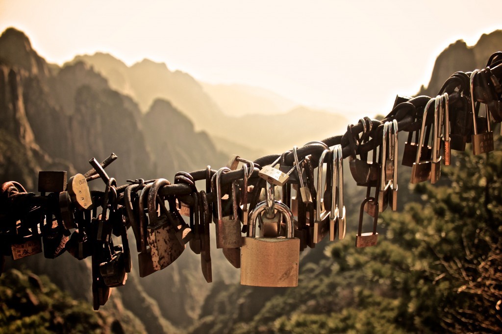 Des cadenas d'amoureux accrochés sur une chaîne dans les montagnes