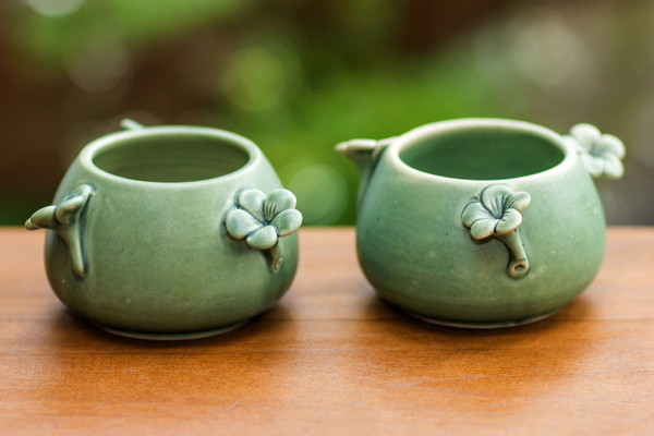 Des bols à fleurs en céramique de Putu Oka Mahendra