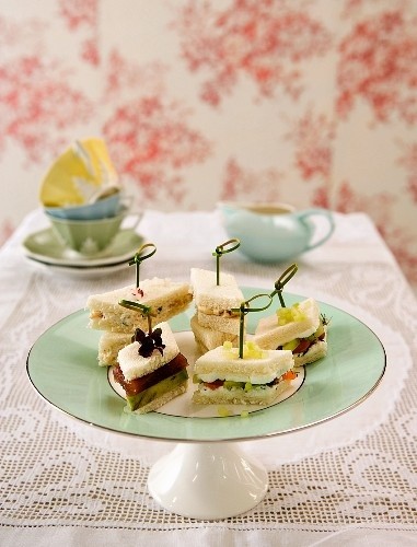 Des petits sandwichs et une tasse de thé pour un five o'clock tea