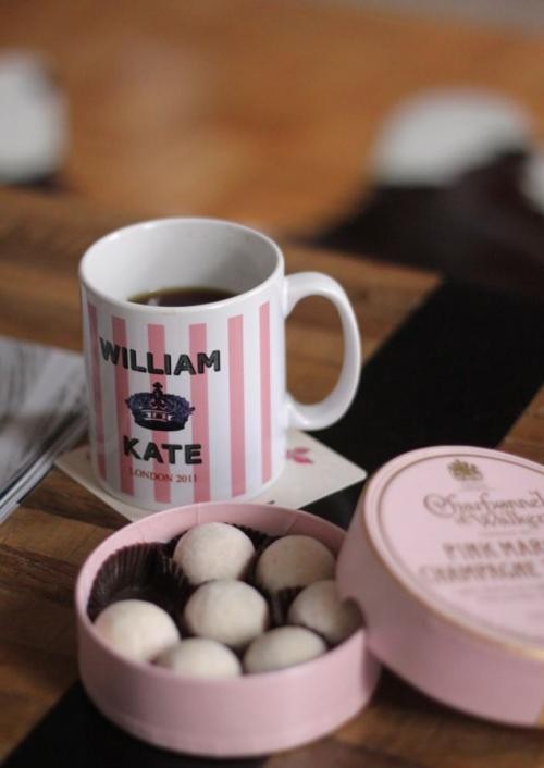 Une tasse William & Kate et une boîte de sucreries