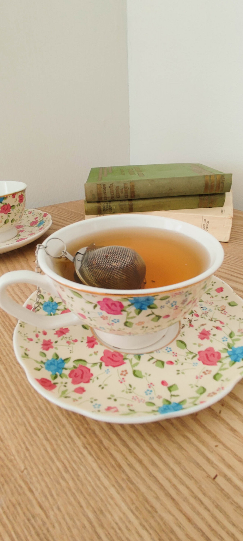 Le Thé D'une Théière En Verre Est Versé Dans Une Tasse